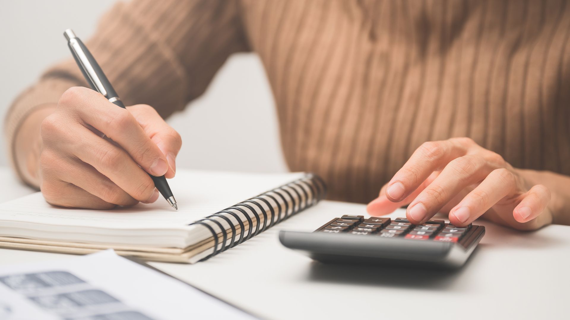 Persona calculando el coste del carnet de conducir